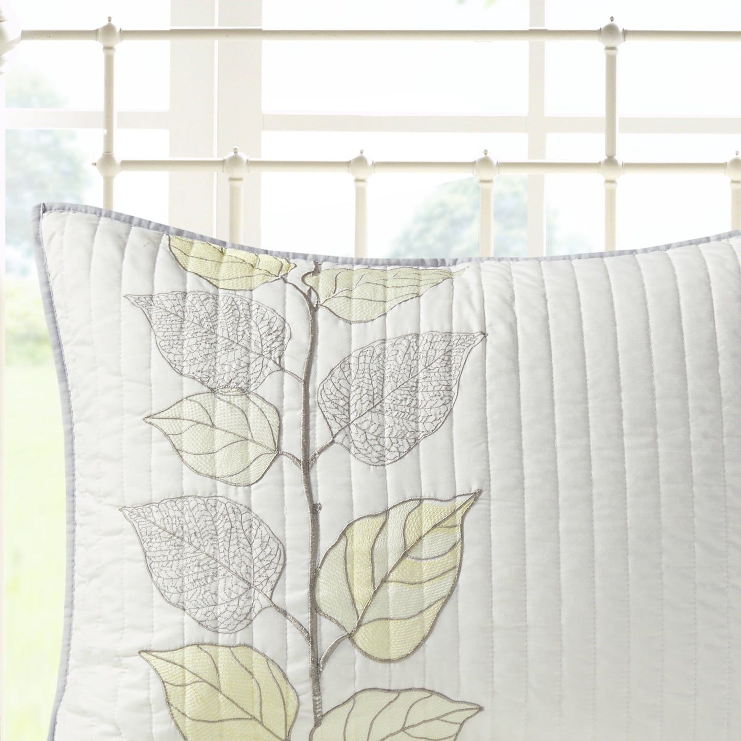 Reversible Botanical Embroidered Bed in a Bag Quilt Set, Yellow