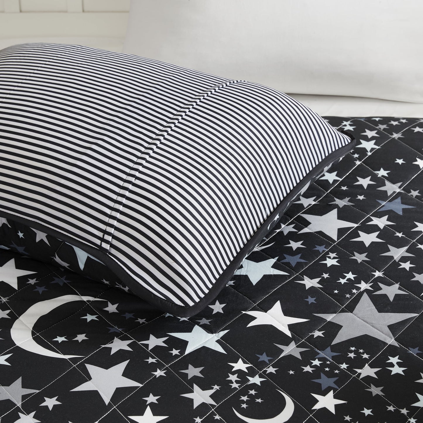 Cloud Reversible Cotton Quilt Set with Throw Pillows