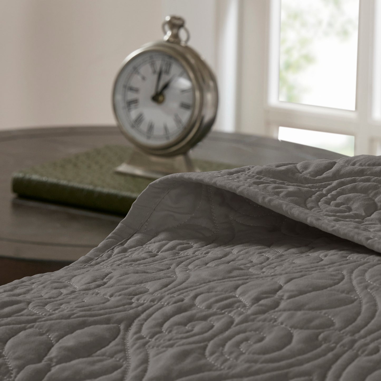 Cottage-Inspired Reversible Bedspread Set