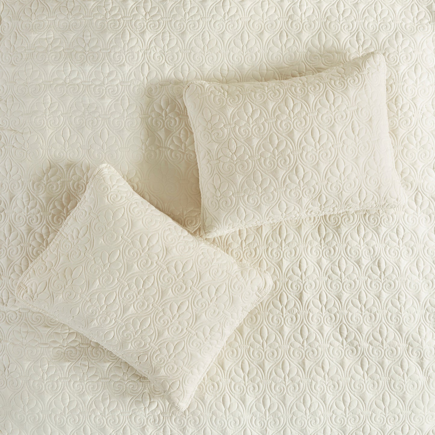Split Corner Pleated Quilted Bedspread