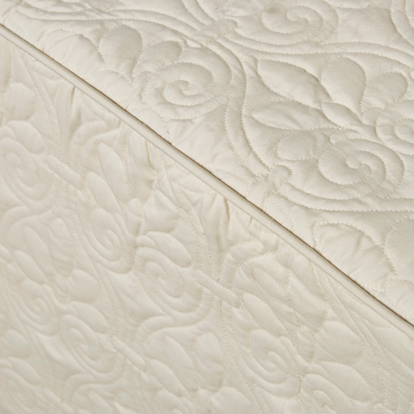 Split Corner Pleated Quilted Bedspread