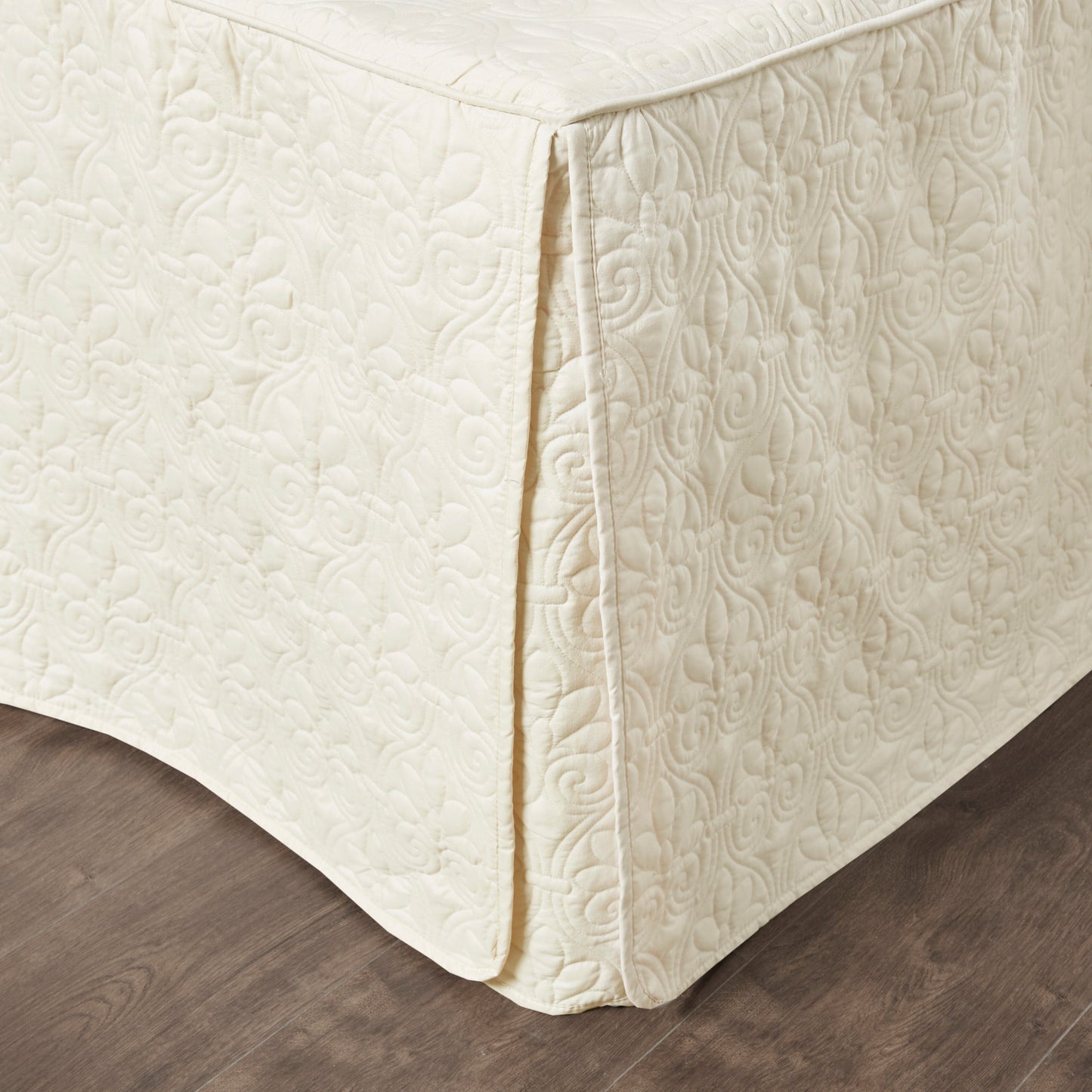 Split Corner Pleated Quilted Bedspread