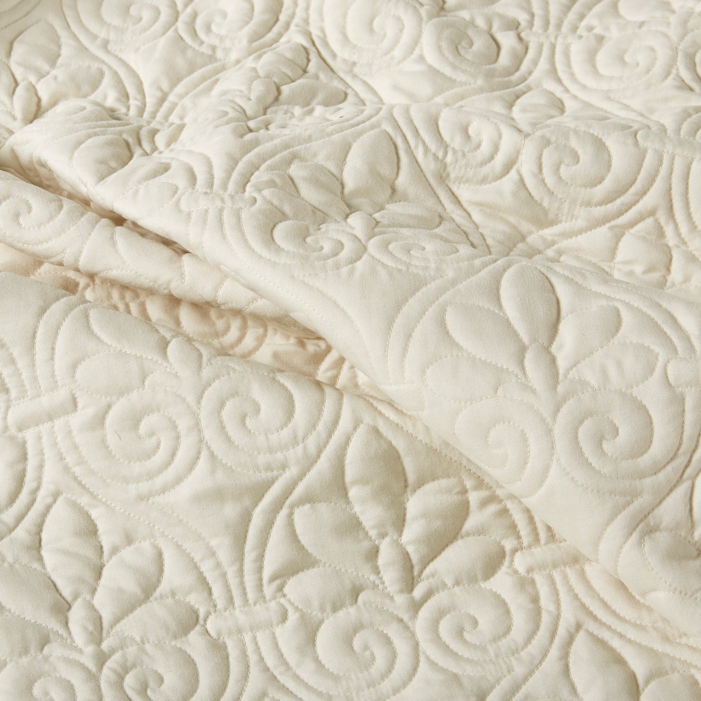 Split Corner Pleated Quilted Bedspread