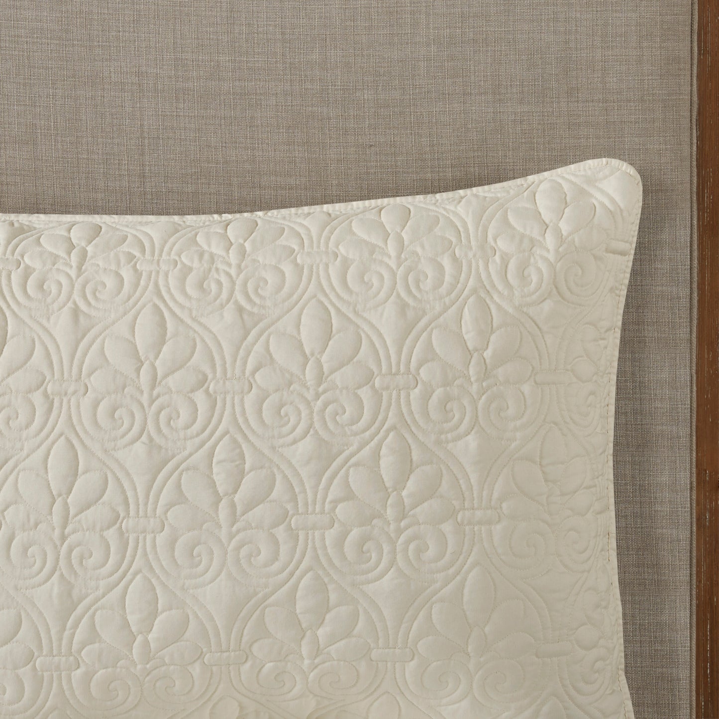 Split Corner Pleated Quilted Bedspread