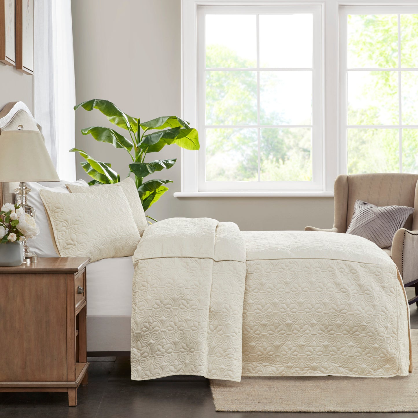 Split Corner Pleated Quilted Bedspread