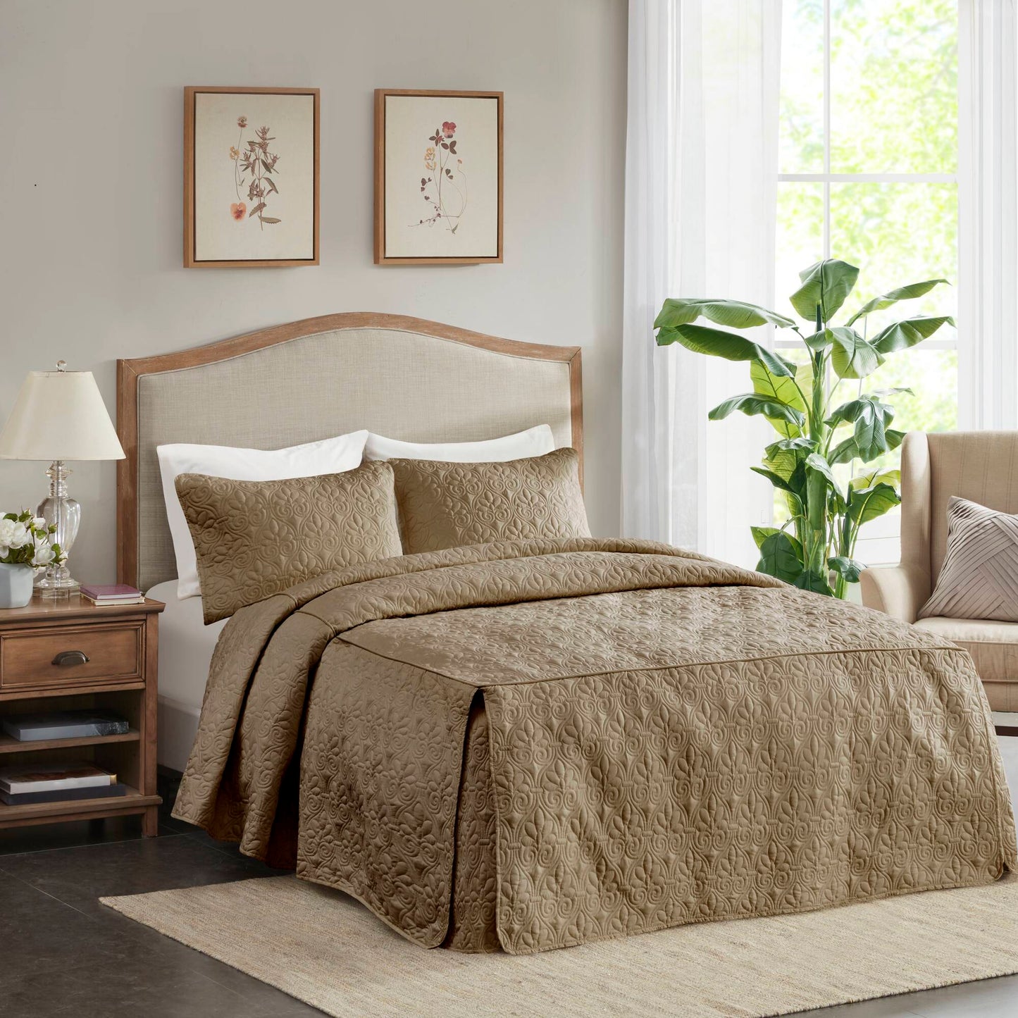 Split Corner Pleated Quilted Bedspread