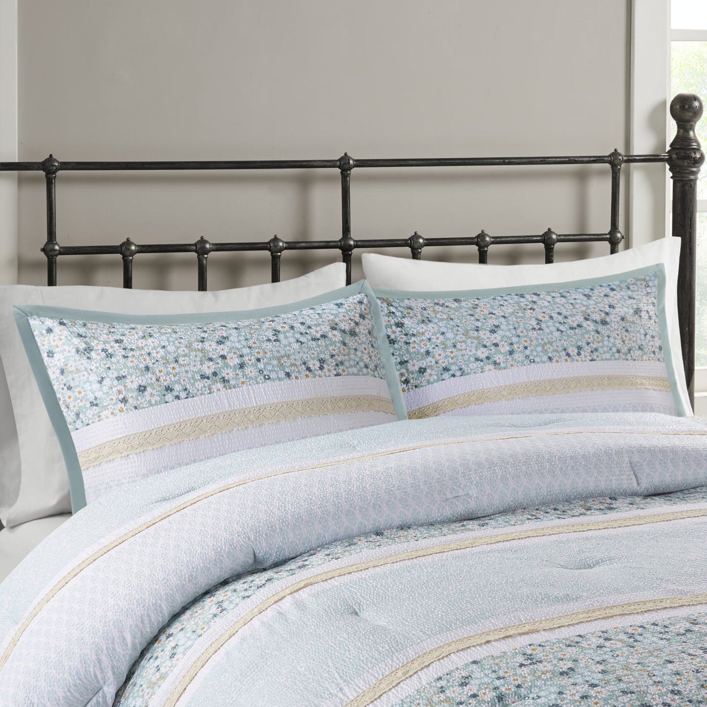 Floral Botanical Printed Seersucker Comforter Set with Throw Pillows