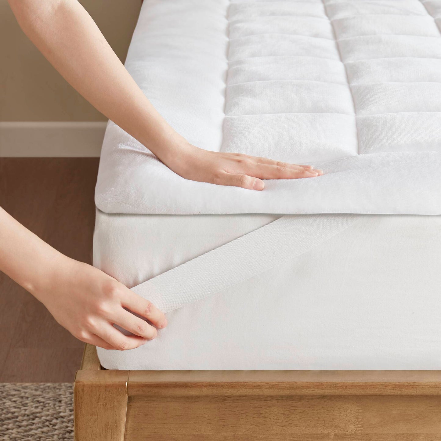 White Quilted Fitted Mattress Pad Cover with Deep Pocket, Waterproof Mattress Protector, Cloud Soft Down Alternative Mattress Cover, Machine Washable