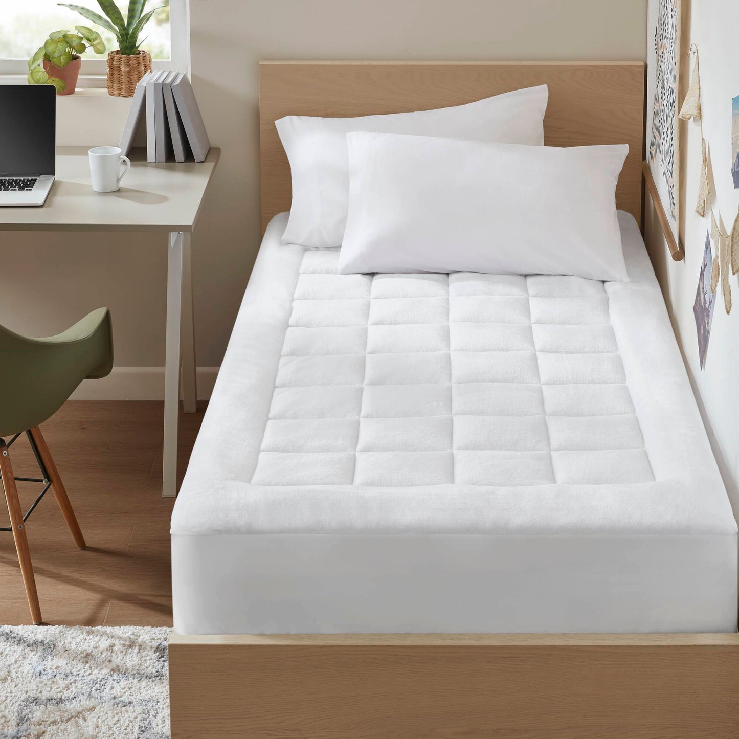 White Quilted Fitted Mattress Pad Cover with Deep Pocket, Waterproof Mattress Protector, Cloud Soft Down Alternative Mattress Cover, Machine Washable