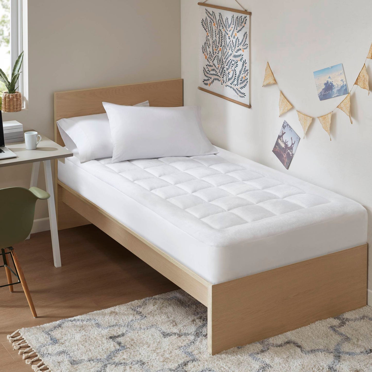 White Quilted Fitted Mattress Pad Cover with Deep Pocket, Waterproof Mattress Protector, Cloud Soft Down Alternative Mattress Cover, Machine Washable
