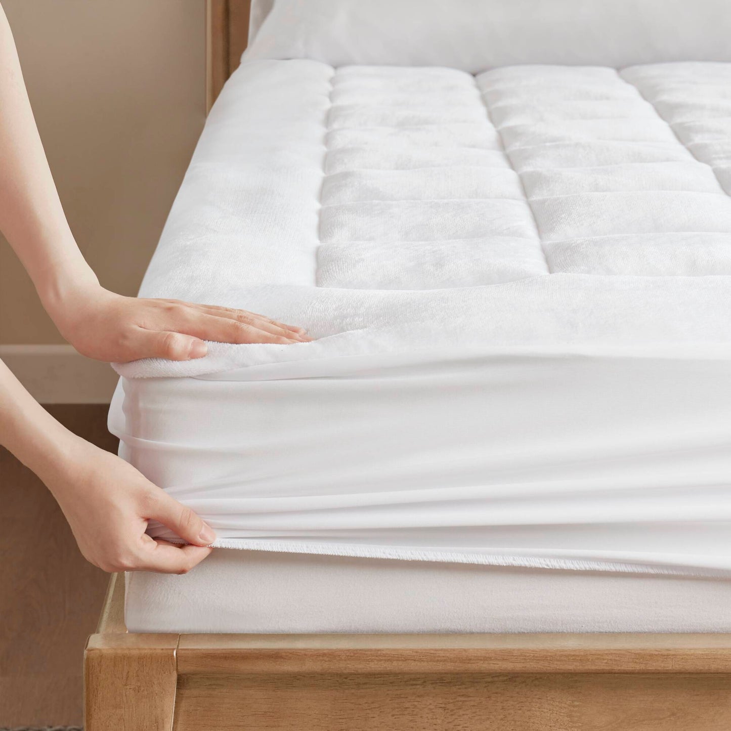 White Quilted Fitted Mattress Pad Cover with Deep Pocket, Waterproof Mattress Protector, Cloud Soft Down Alternative Mattress Cover, Machine Washable