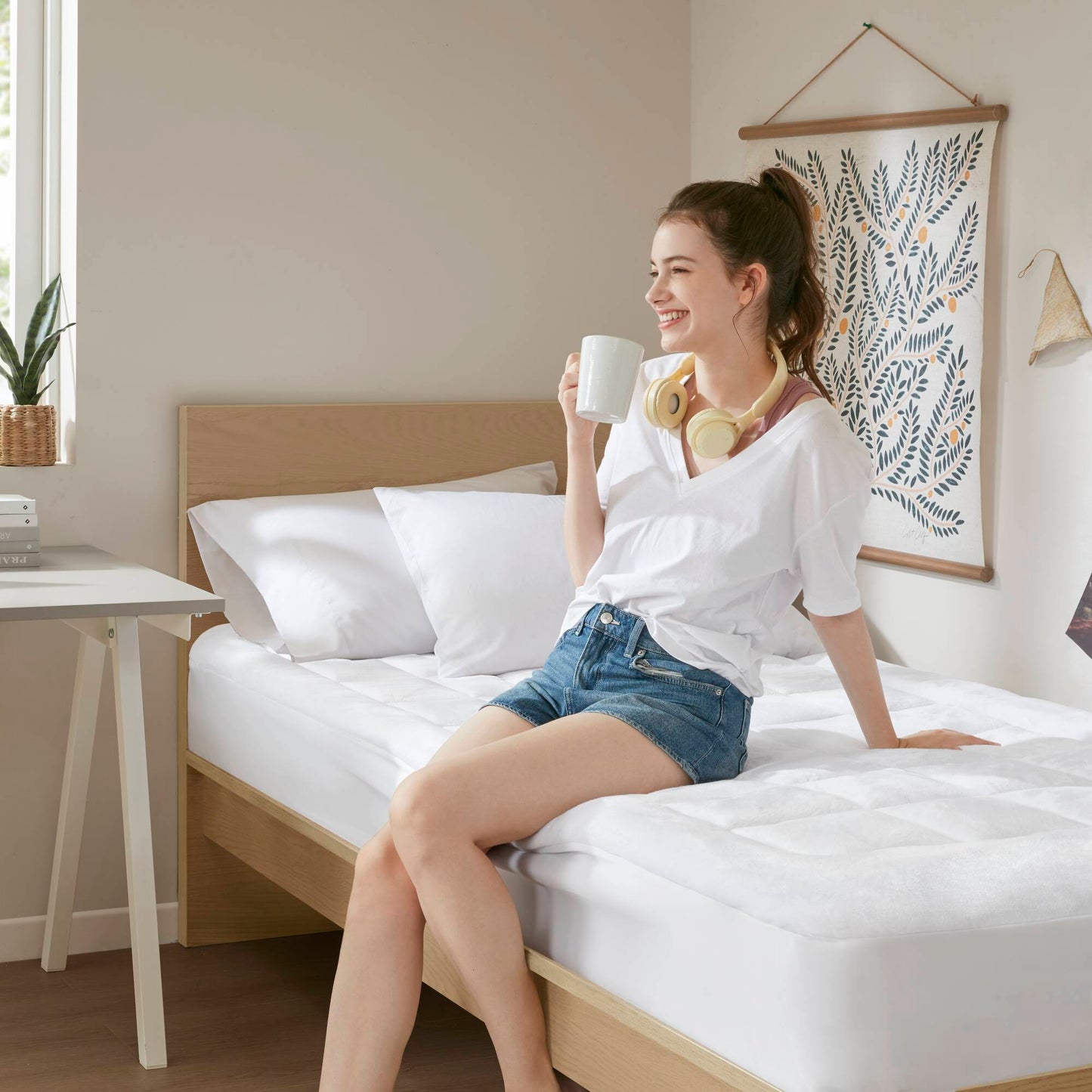 White Quilted Fitted Mattress Pad Cover with Deep Pocket, Waterproof Mattress Protector, Cloud Soft Down Alternative Mattress Cover, Machine Washable