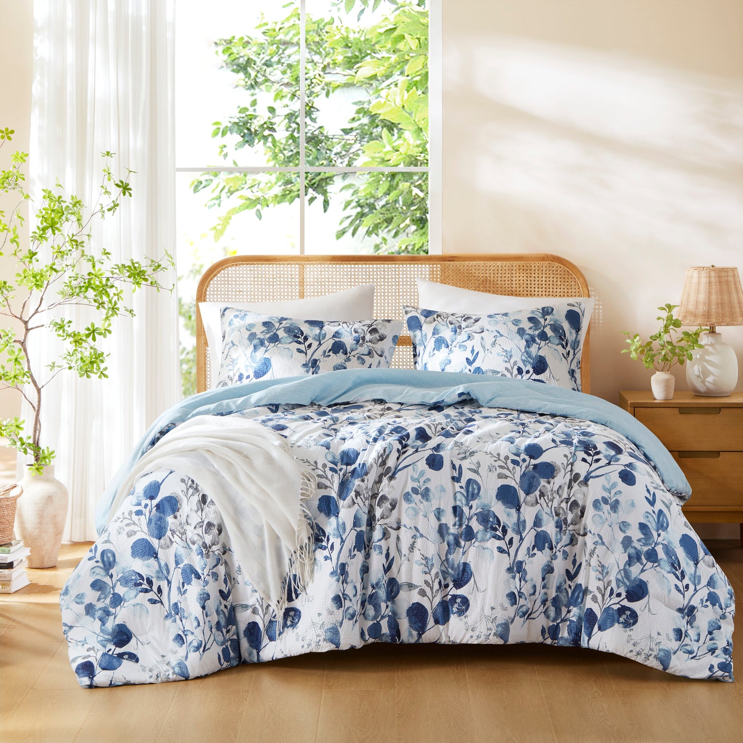 Reversible Floral Comforter Set for Dorm Bedding, Lightweight All Season Comforter Bed Set with Pillow Shams in Twin/Twin XL, Full/Queen, and King/Cal King